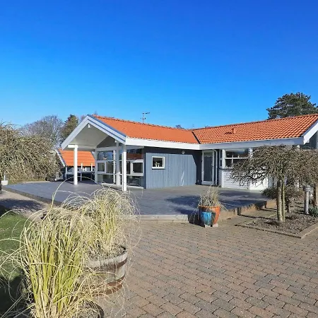 Three-bedroom Holiday In 7