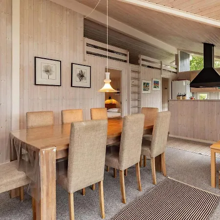 Three-bedroom Holiday In 7 *