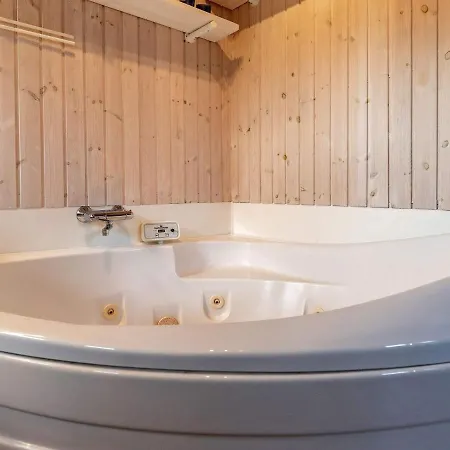 Three-bedroom Holiday In 7 * Otterup