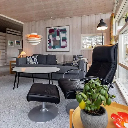 Three-bedroom Holiday In 7 *